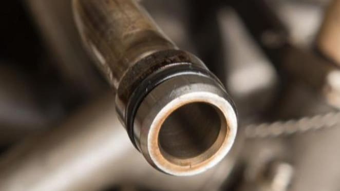 Oil spray nozzle with sealing ring intact