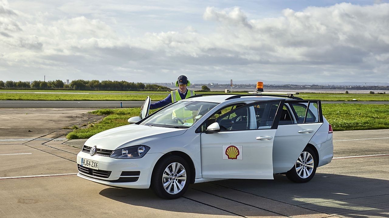  employee checking Shell car