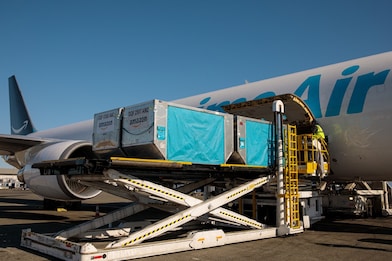 Freight being loaded onto an Amazon freight plane fuelled by SAF