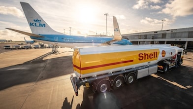 A Shell SAF fuelling truck getting ready to supply a KLM plane