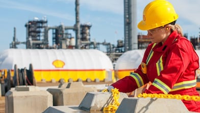  Onsite operational manager installs chains near the Shell Scotford Upgrader