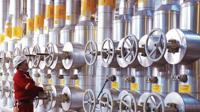 Shell worker oversees a hydrogenation plant