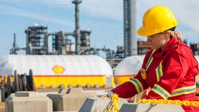  Onsite operational manager installs chains near the Shell Scotford Upgrader