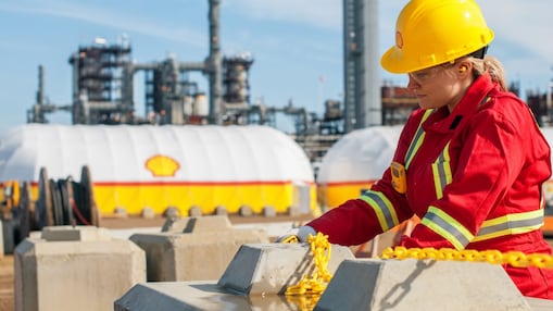 Onsite operational manager installs chains near the Shell Scotford Upgrader