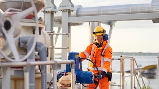 Female frontline worker looking at equipment at the Nyhamna Gas Plant 