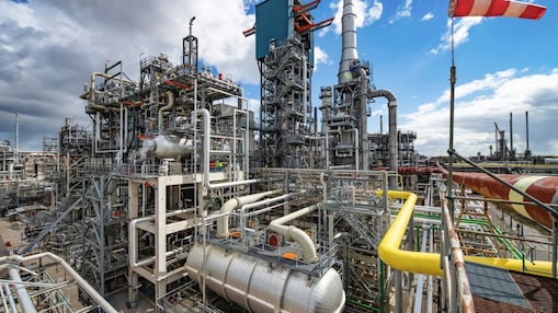 Angled view of a refinery featuring sulphur recovery technologies