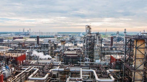 Large refinery operation with sulphur recovery and degassing technologies