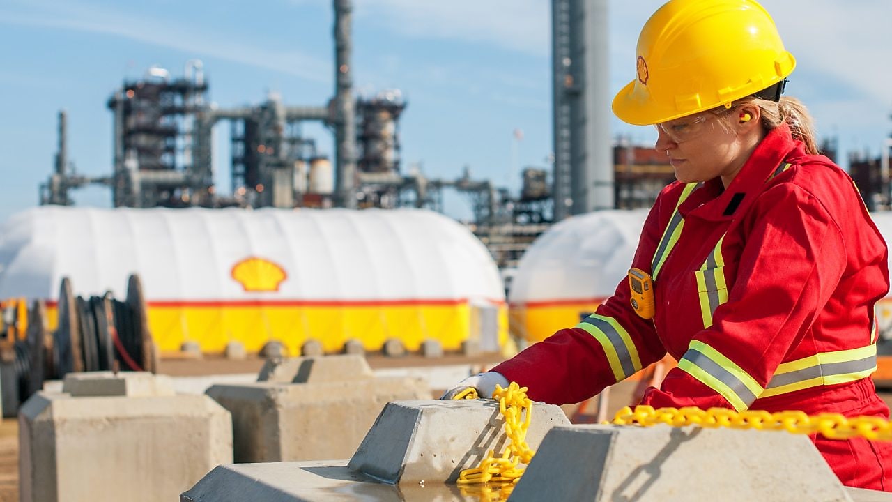onsite operational manager installs chains near the shell scotford upgrader