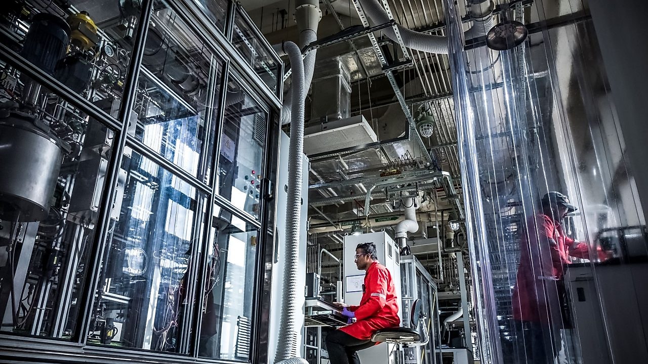 shell employee operating laptop