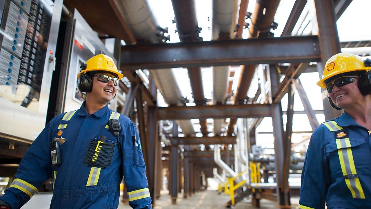 Shell technologists and refinery technology