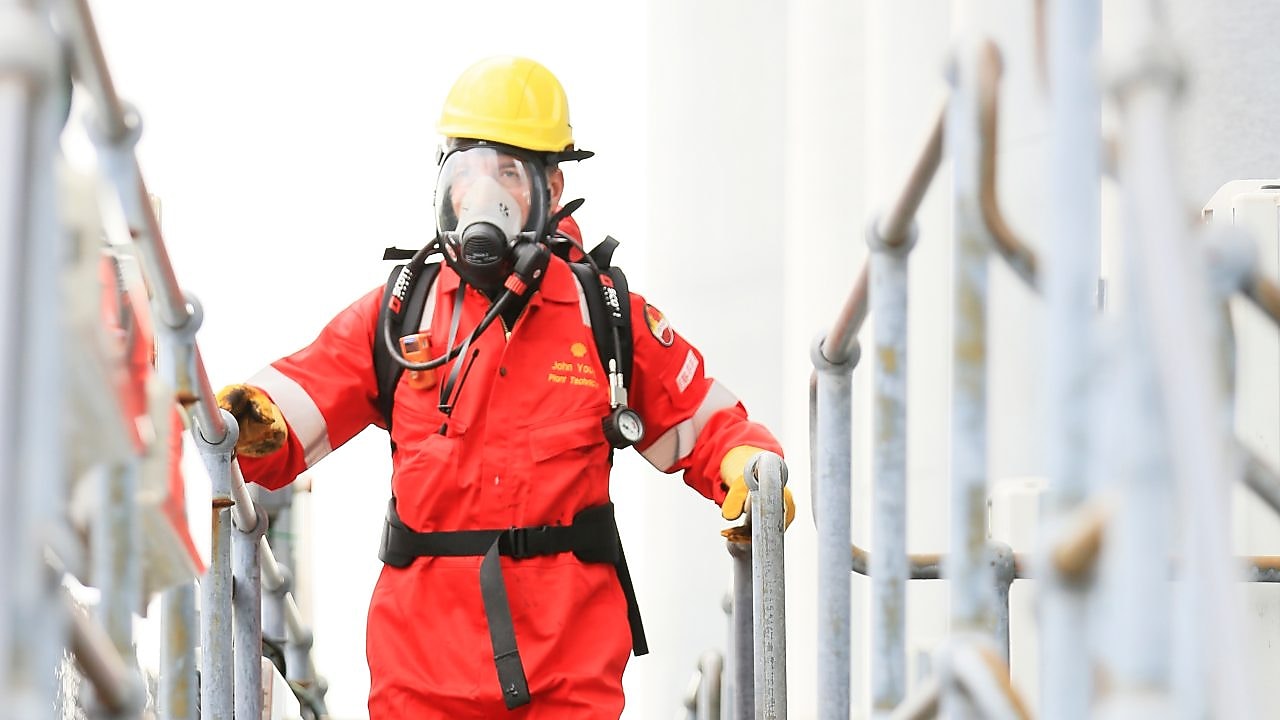 Shell Sulfinol Operator on top of Bitumen tank for taking stock