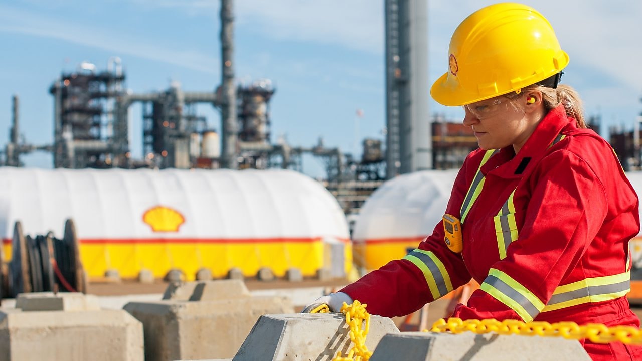 onsite operational manager installs chains near the shell scotford upgrader