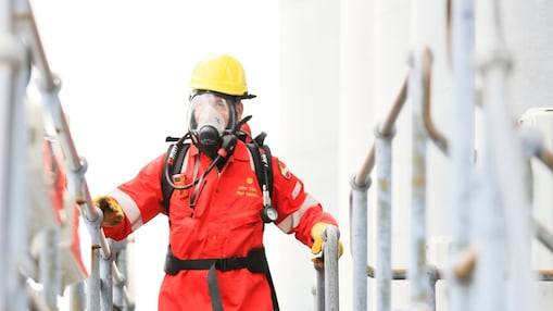 Shell Operator on walkway on top of Shell Bitumen tank to do stock take at UK PMB plant