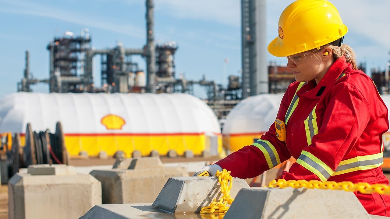 onsite operational manager installs chains near the shell scotford upgrader