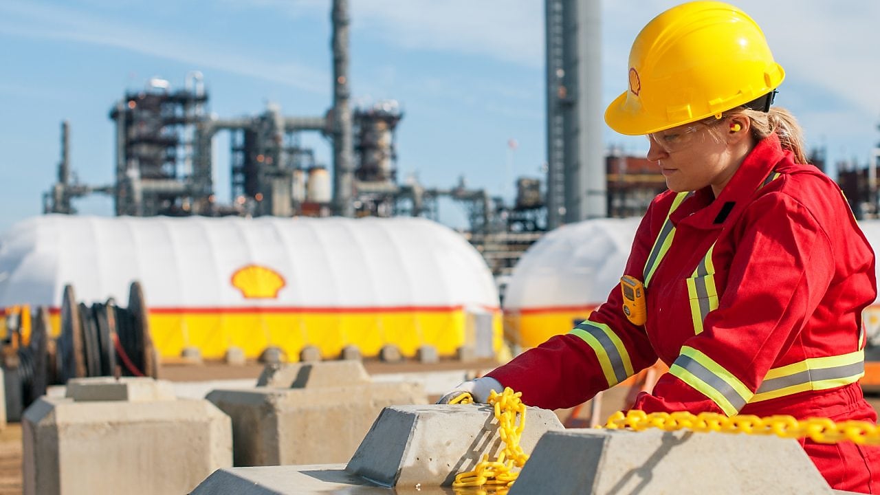  Onsite operational manager installs chains near the Shell Scotford Upgrader