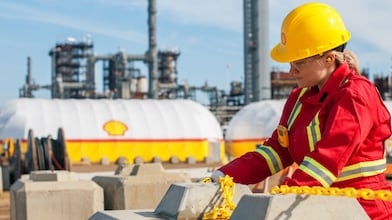  Onsite operational manager installs chains near the Shell Scotford Upgrader