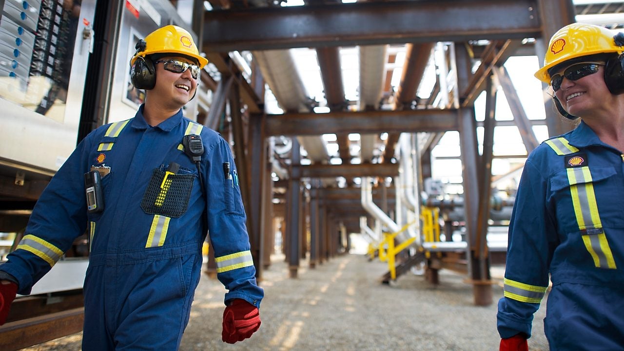 Shell technologists and refinery technology