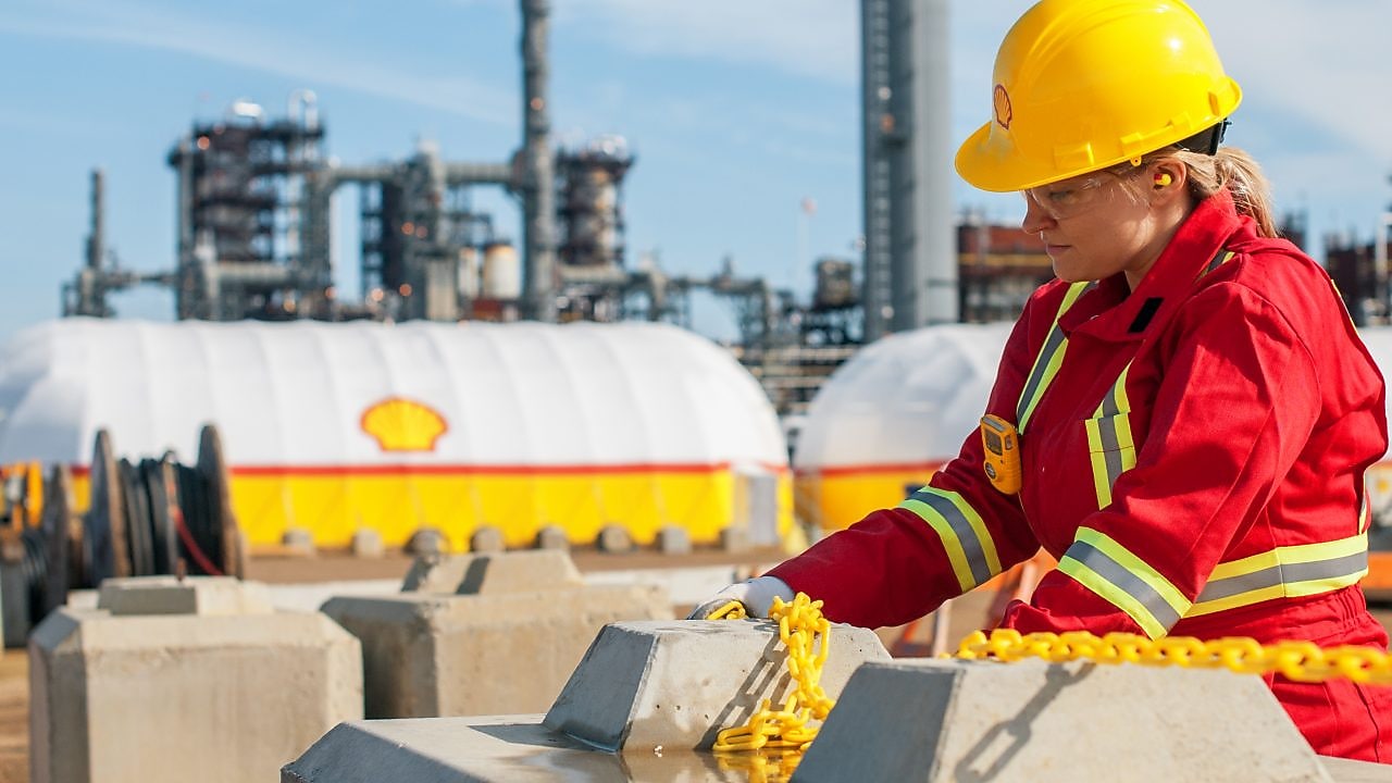 onsite operational manager installs chains near the shell scotford upgrader