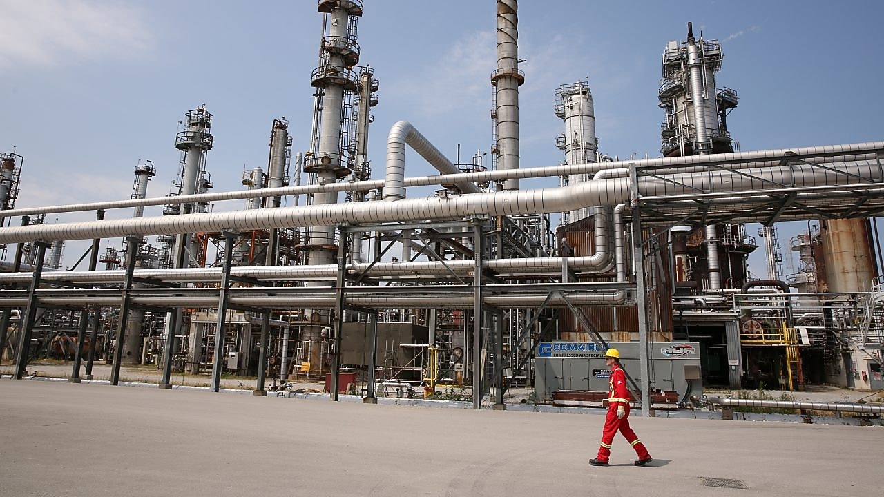 Shell Sarnia worker walks by the fluidised catalytic cracking unit