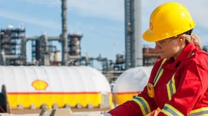 Onsite operational manager installs chains near the shell scotford upgrader