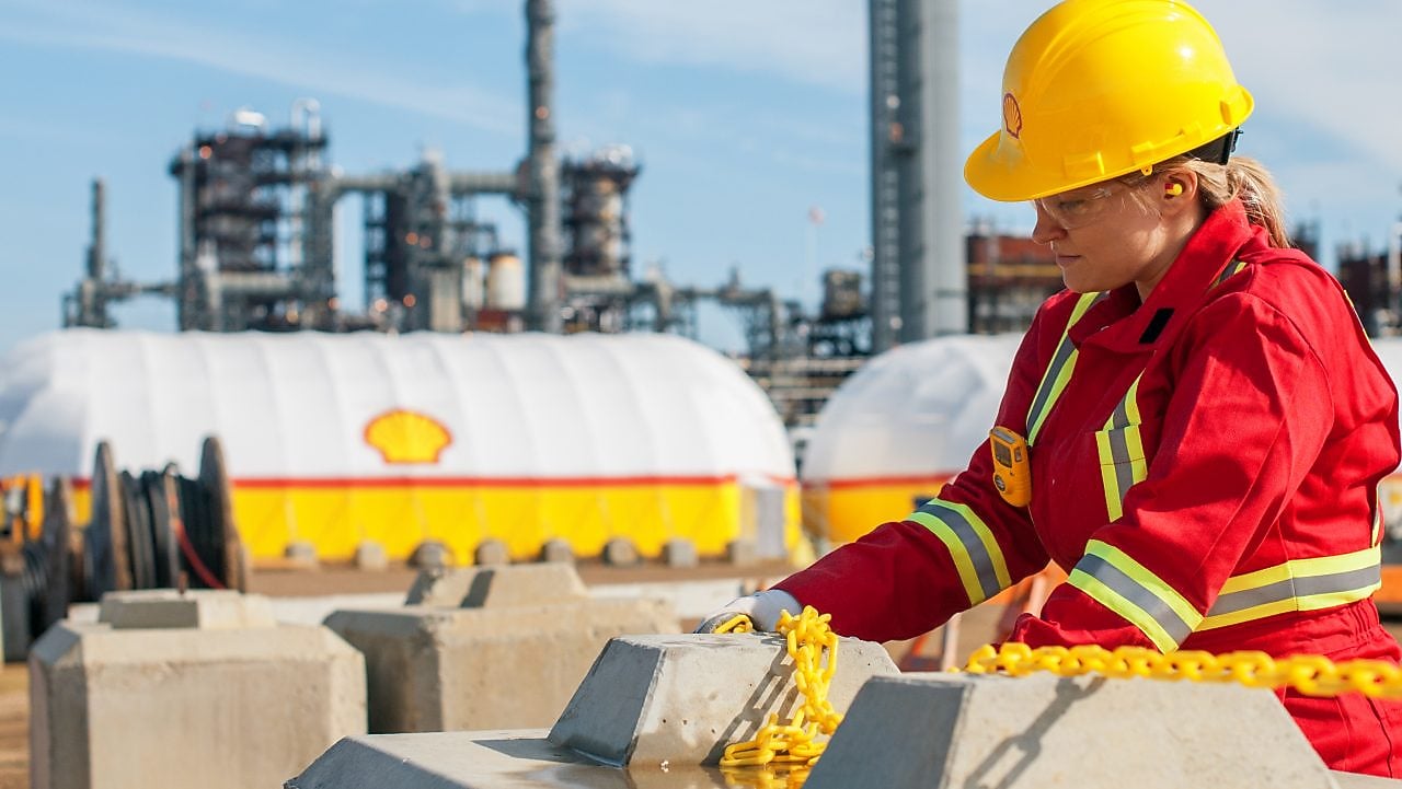 onsite operational manager installs chains near the shell scotford upgrader