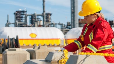 onsite operational manager installs chains near the shell scotford upgrader