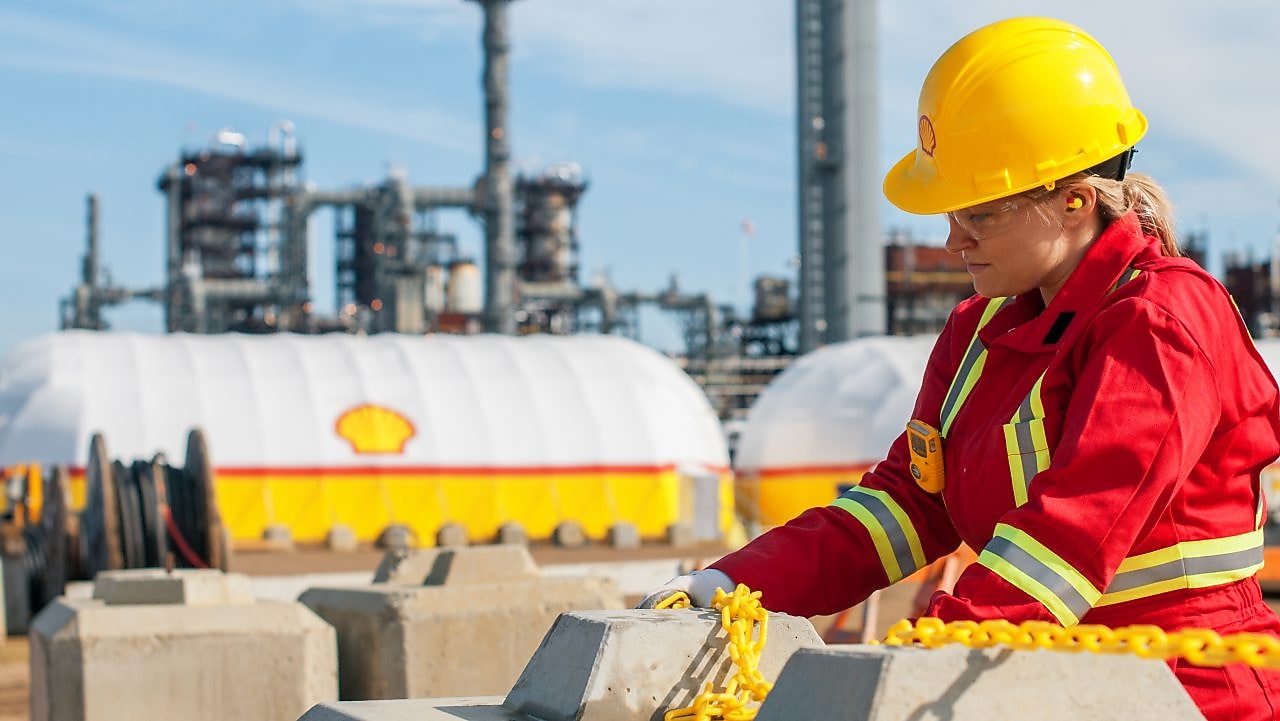 onsite operational manager installs chains near the shell scotford upgrader