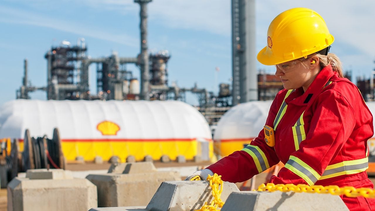  Onsite operational manager installs chains near the Shell Scotford Upgrader
