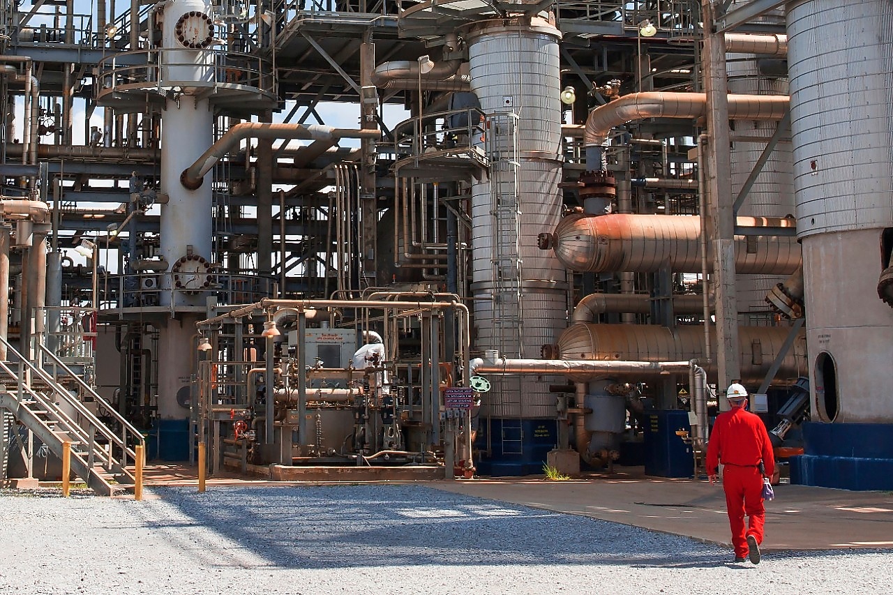 Hydrotreating operator makes rounds at Shell Chemical Unit