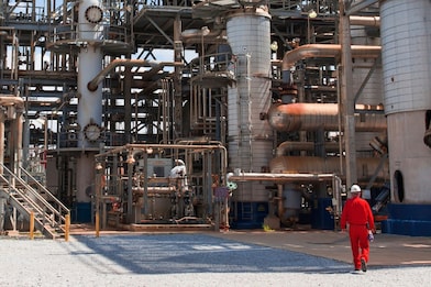 Hydrotreating operator makes rounds at Shell Chemical Unit