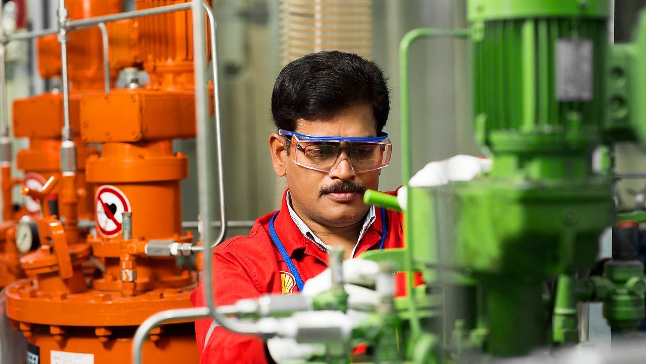 Worker in shell laboratory