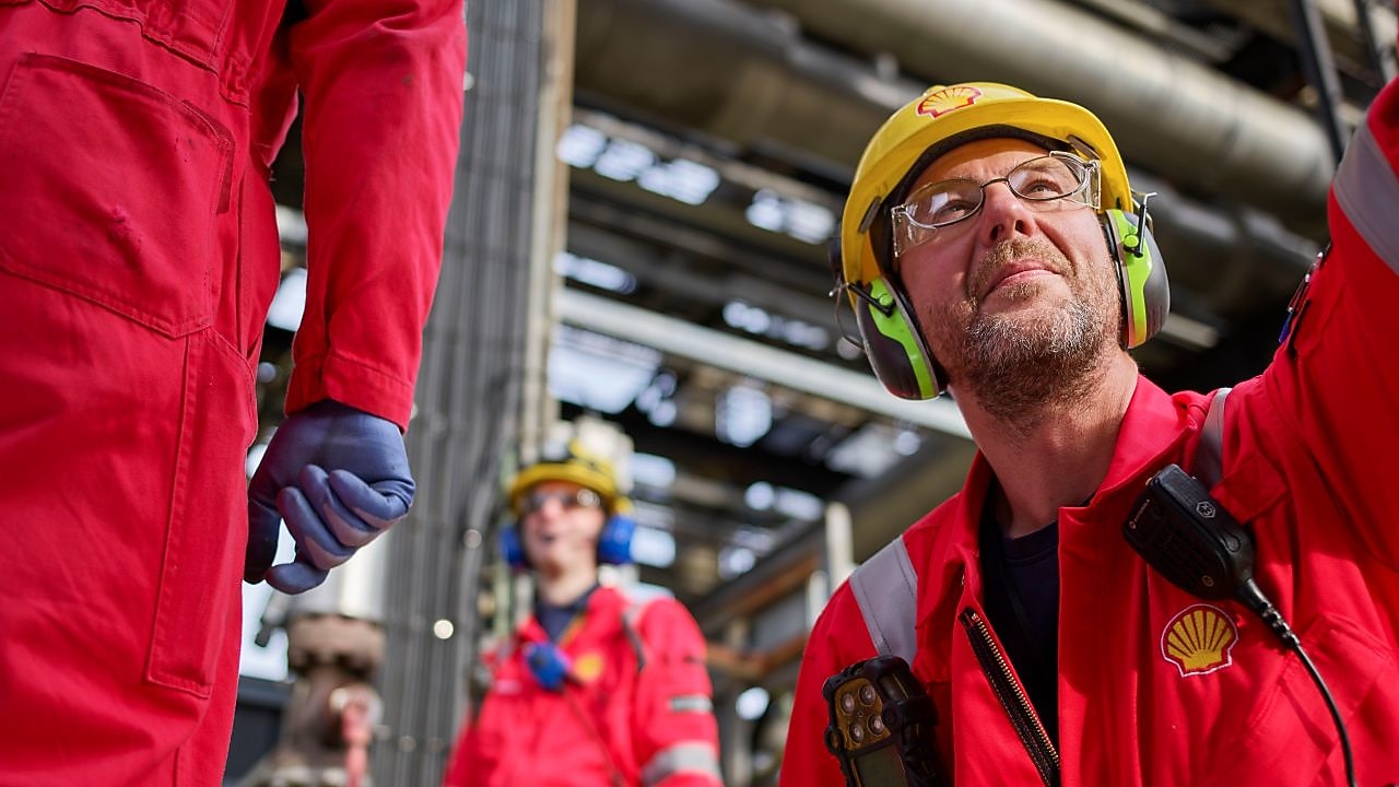 Hd trays three shell employees inspecting promo