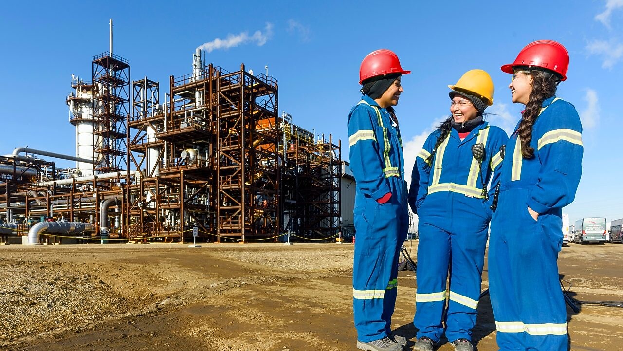 Shell workers completed working on CANSOLV SO₂ standing outside of carbon capture and storage