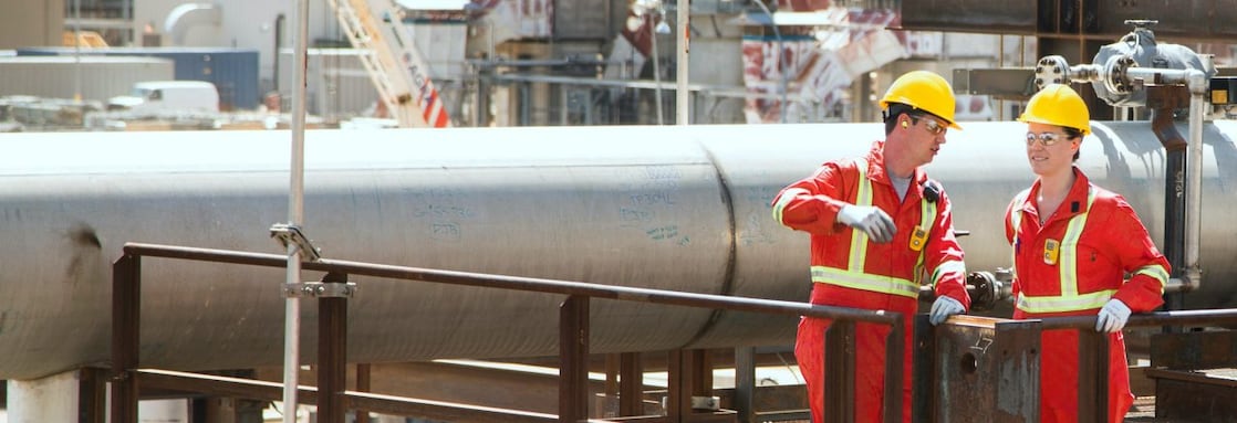Two workers discussing about application of co2 capture