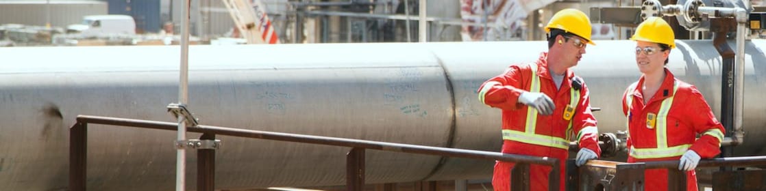 Two workers discussing about application of co2 capture