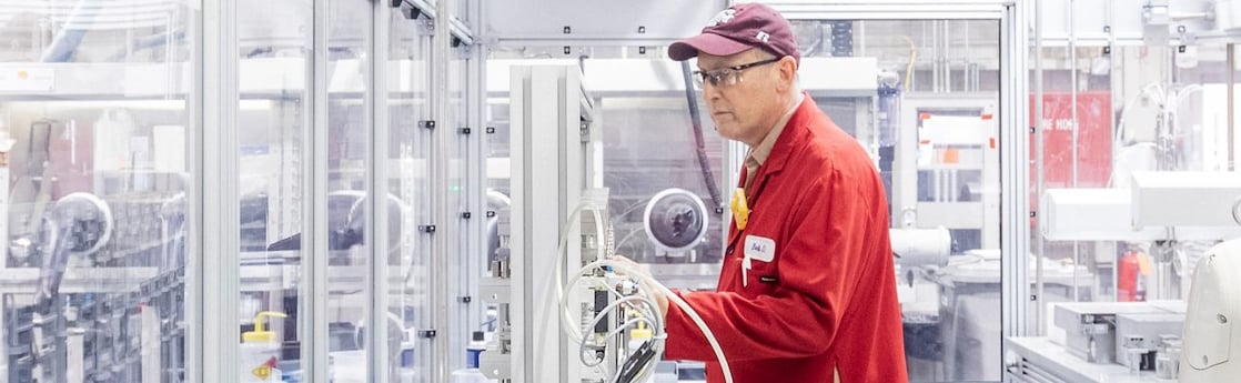 Shell Catalyst & Technologies worker in the lab creating new gas processing technologies to provide cleaner energy solutions.