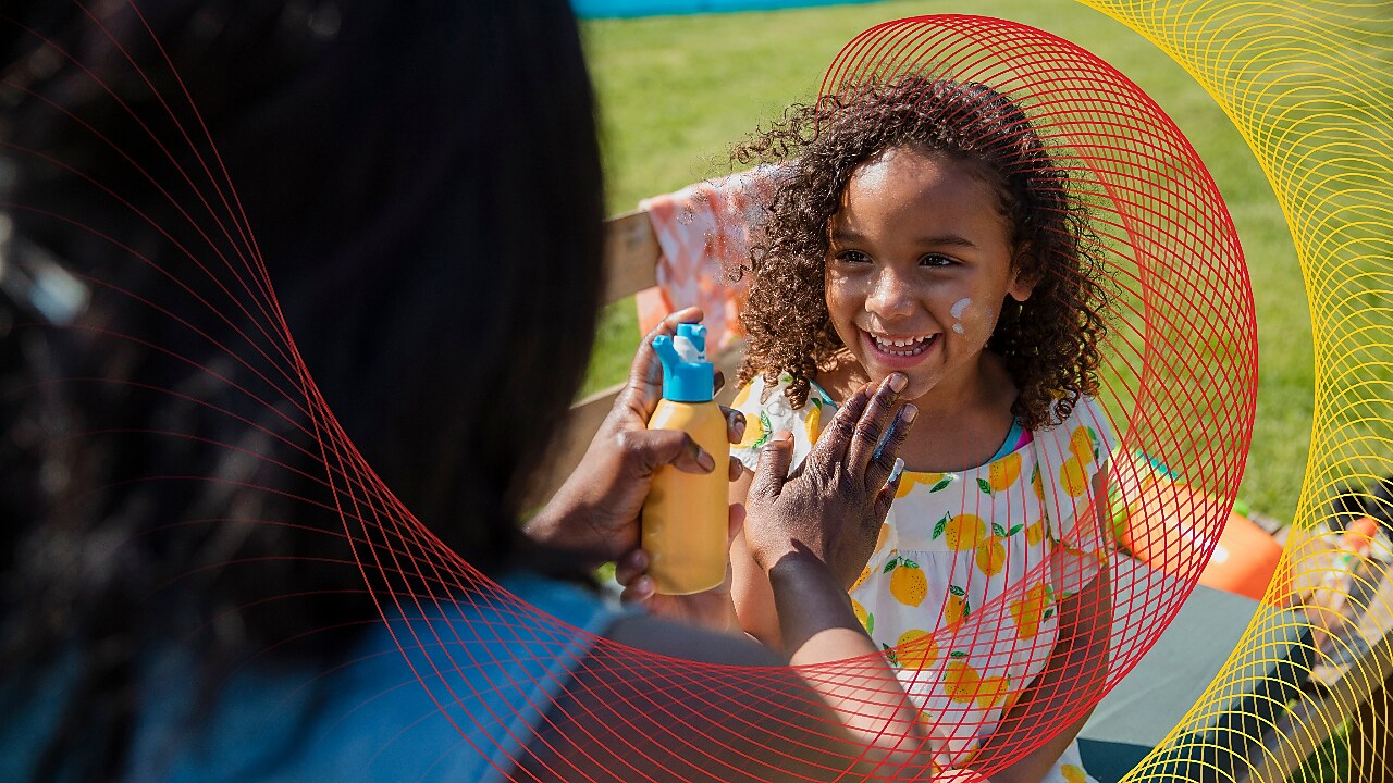 mom putting sunblock