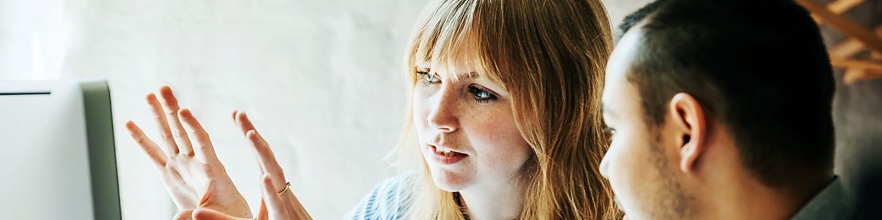 Two business colleagues in conversation