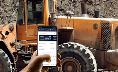 MachineMax smart sensor sending real-time data from machine to operator’s mobile device