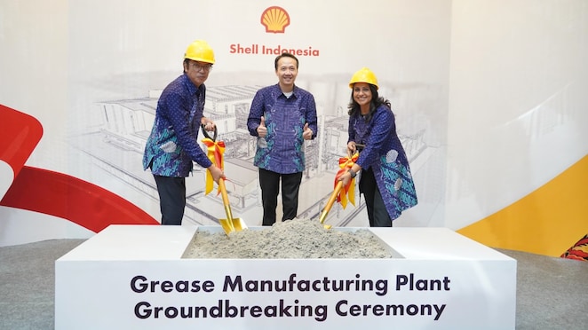 (Left to right):  – Andri Pratiwa (Managing Director, Shell Lubricants Indonesia), Jason Wong (Global Executive Vice President, Shell Lubricants) and Mansi Tripathy (Vice President, Shell Lubricants Asia Pacific) 