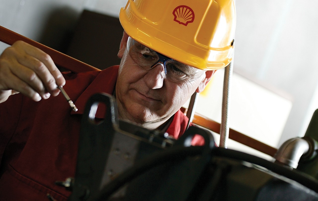 Shell worker with helmet