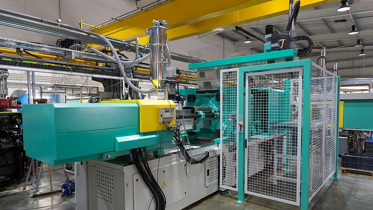 Plastic injection moulding equipment