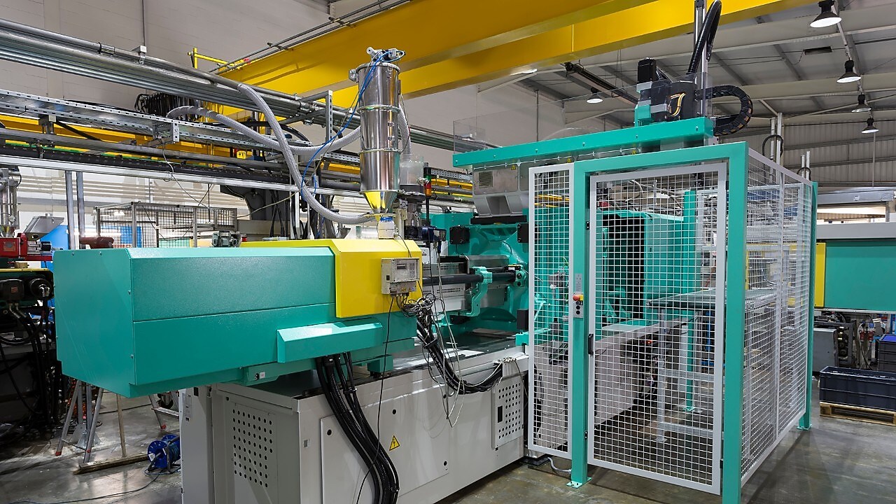 Plastics protection tile