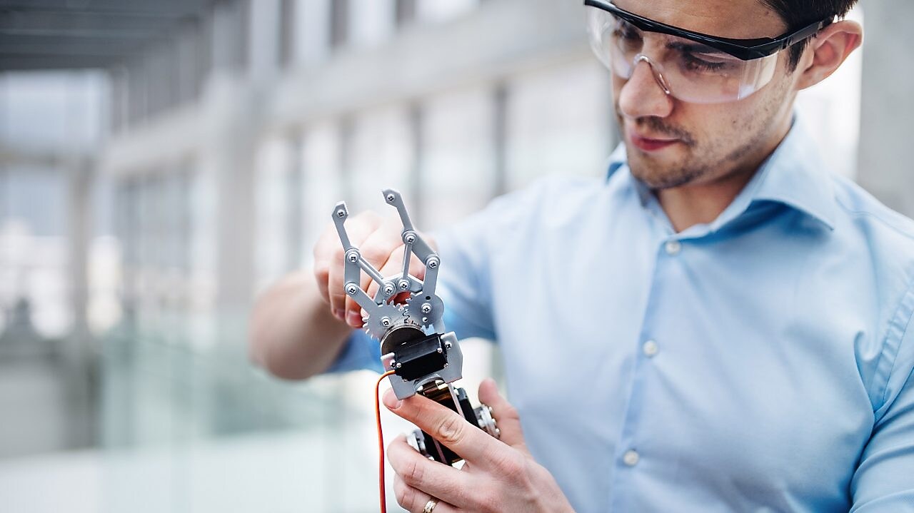 Shell expert working with robotic component