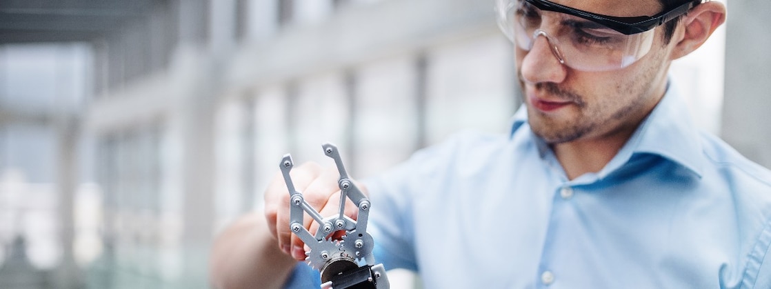 Shell expert working with robotic component