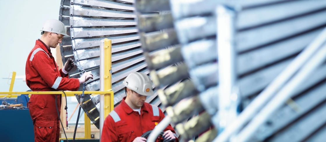 Shell experts servicing a turbine machine