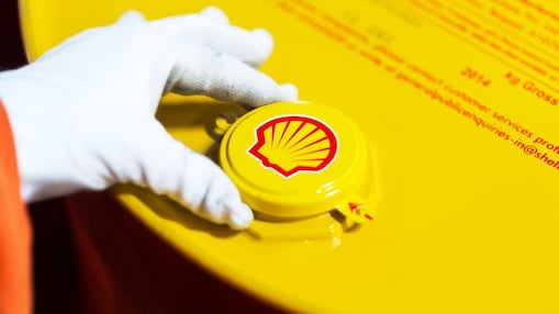 Employee closing a freshly filled drum with lubricants oil