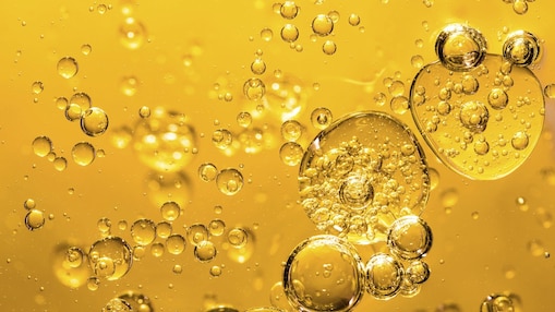 Bubbles in oil