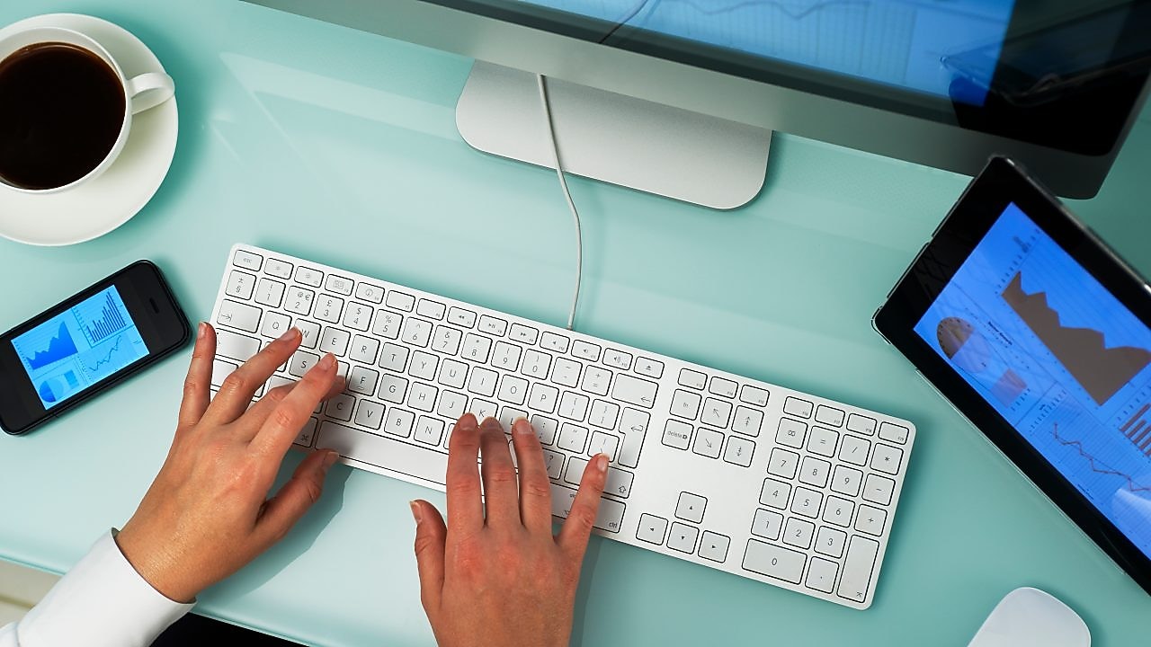 men typing in keyboard