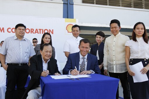 Memorandum of Understanding (MoU) were Shell Marine Executive Director Jan Toschka, University of Cebu President Atty. Augusto W. Go.
